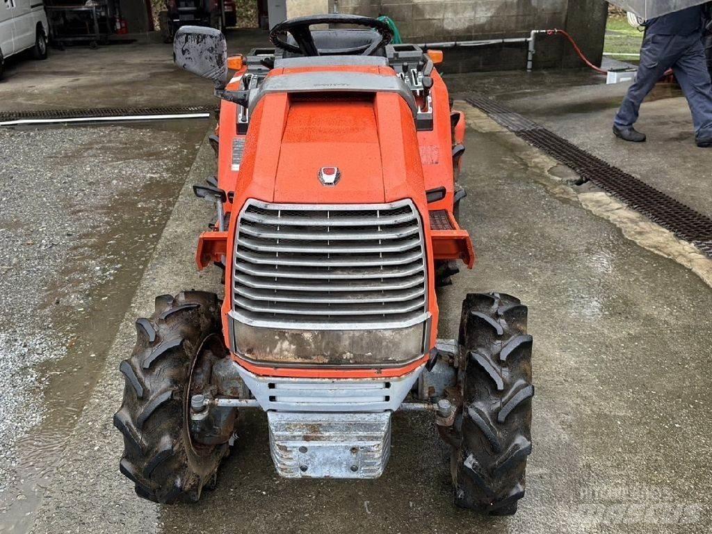 Kubota A-17 Traktorit