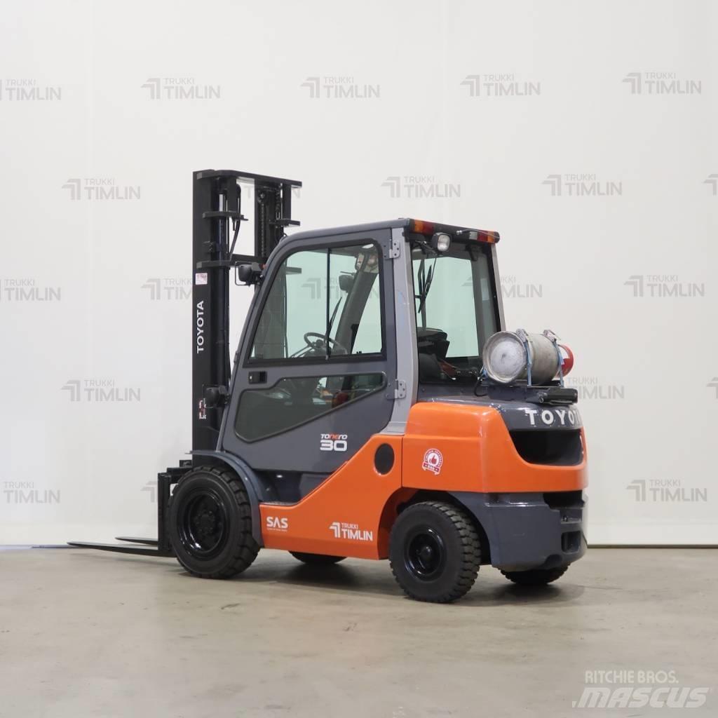 Toyota 02-8FGF30 Nestekaasutrukit