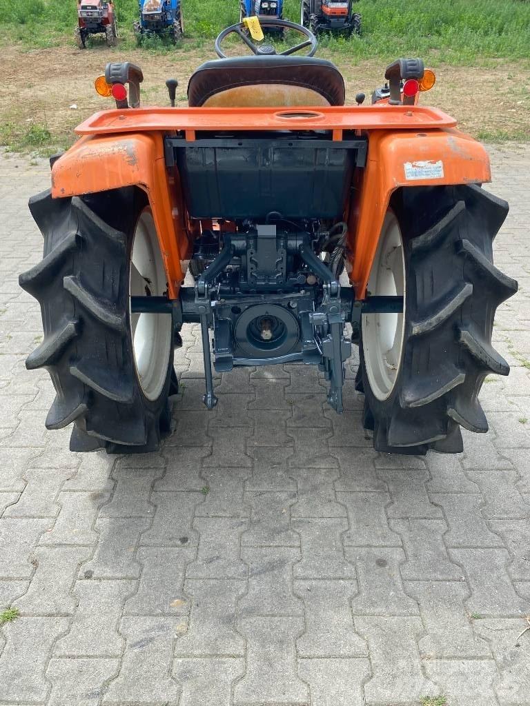 Kubota B1702-M Taajamatraktorit