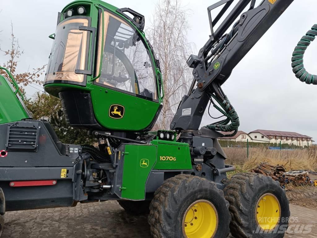 John Deere 1070G Harvesterit