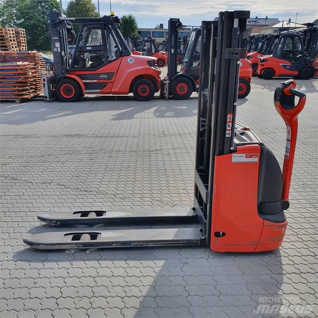 Linde L12 Käyden ajettavat pinoamistrukit