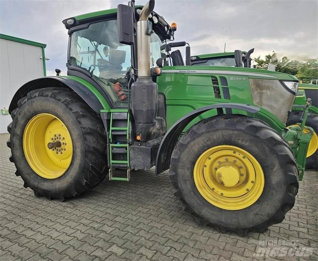 John Deere 6250 R Traktorit