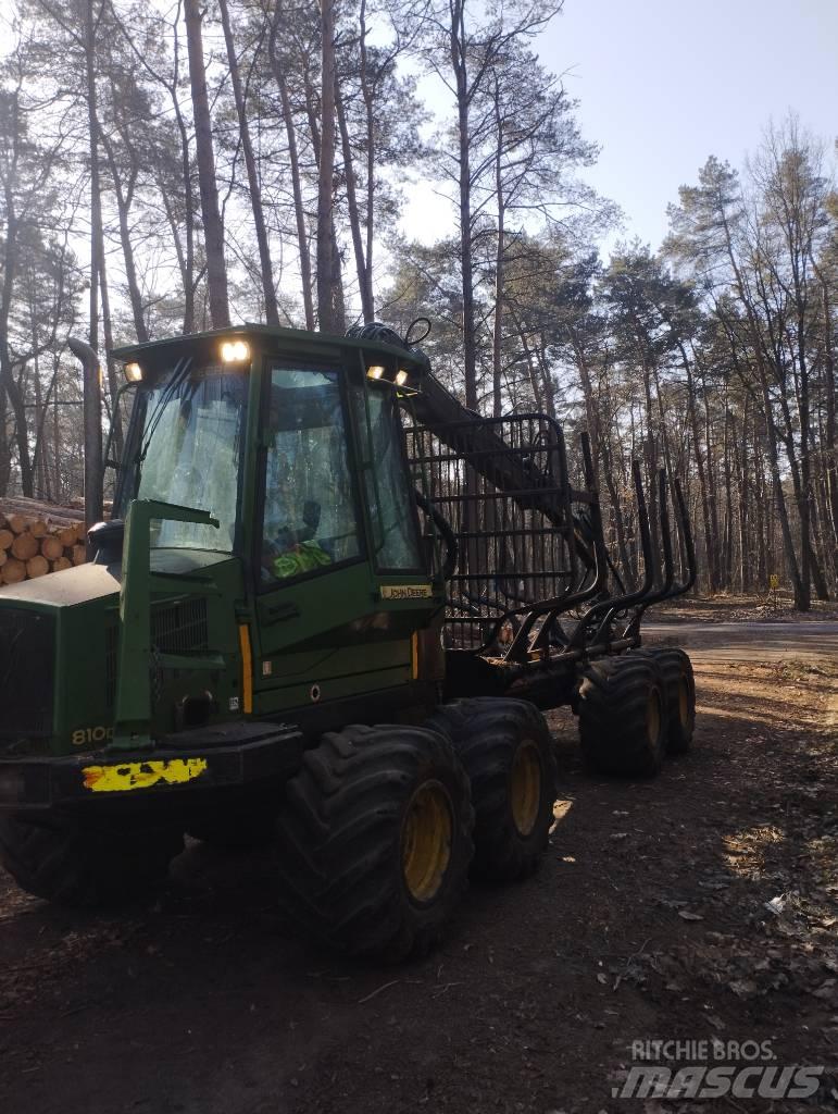 John Deere 810D Kuormatraktorit