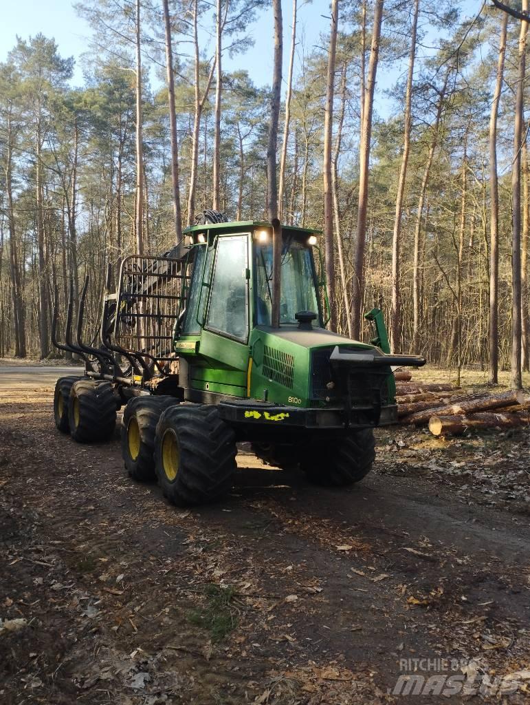 John Deere 810D Kuormatraktorit