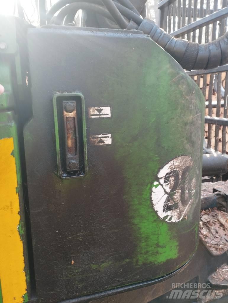 John Deere 810D Kuormatraktorit