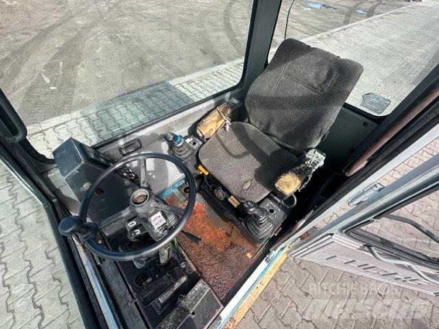 Fuchs MHL 330 Ohjaamo ja sisusta
