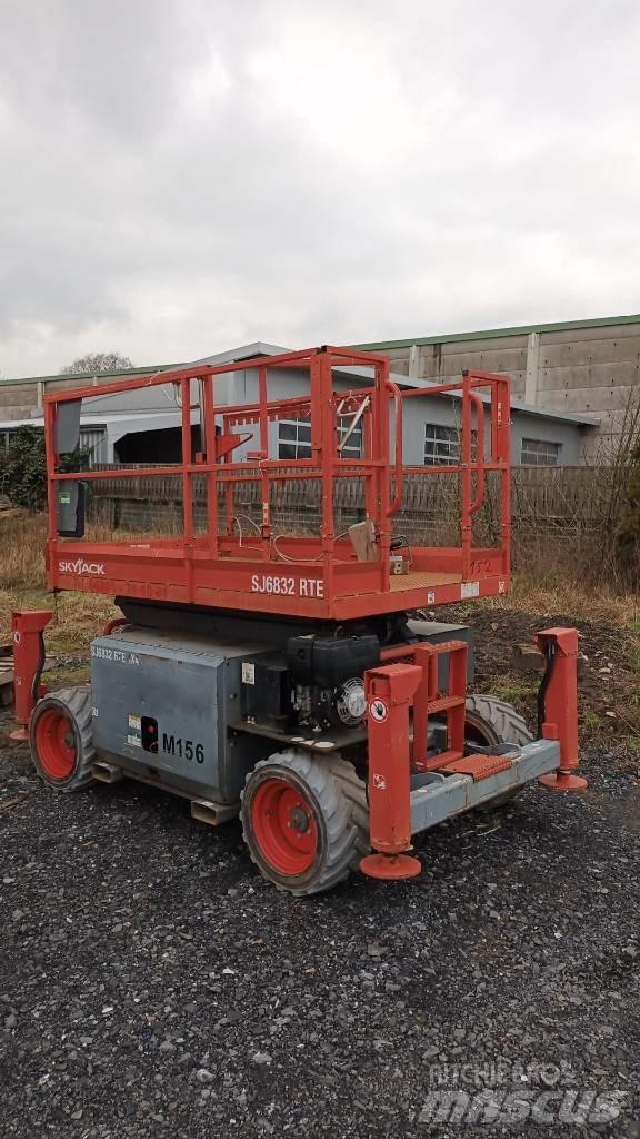 SkyJack SJ 6832 RTE Saksilavat