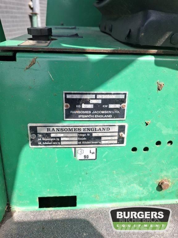 Ransomes AR250 Päältäajettavat ruohonleikkurit