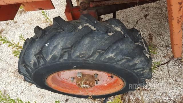  Pneus 7.50-16 Renkaat ja vanteet