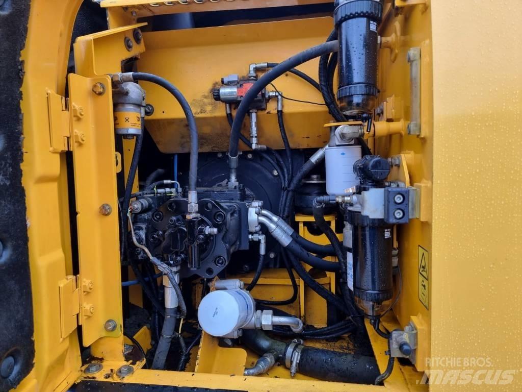 JCB JS 130 LC Telakaivukoneet