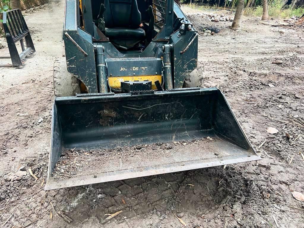 John Deere 312 Liukuohjatut kuormaajat
