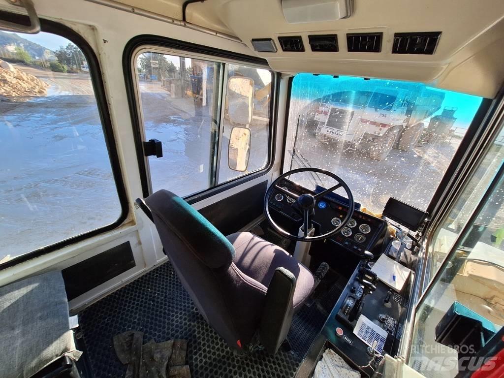 Perlini D655E Maansiirtoautot