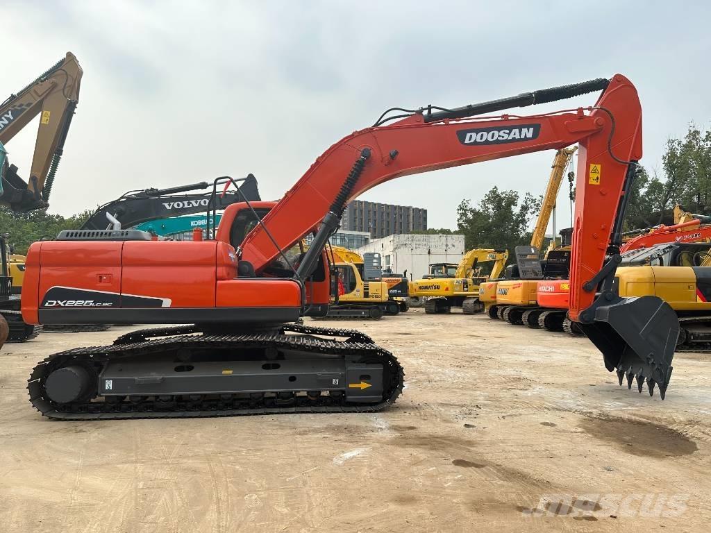 Doosan DX 225 LC-9 Telakaivukoneet