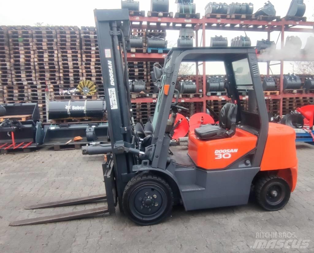 Doosan D 30 G Dieseltrukit