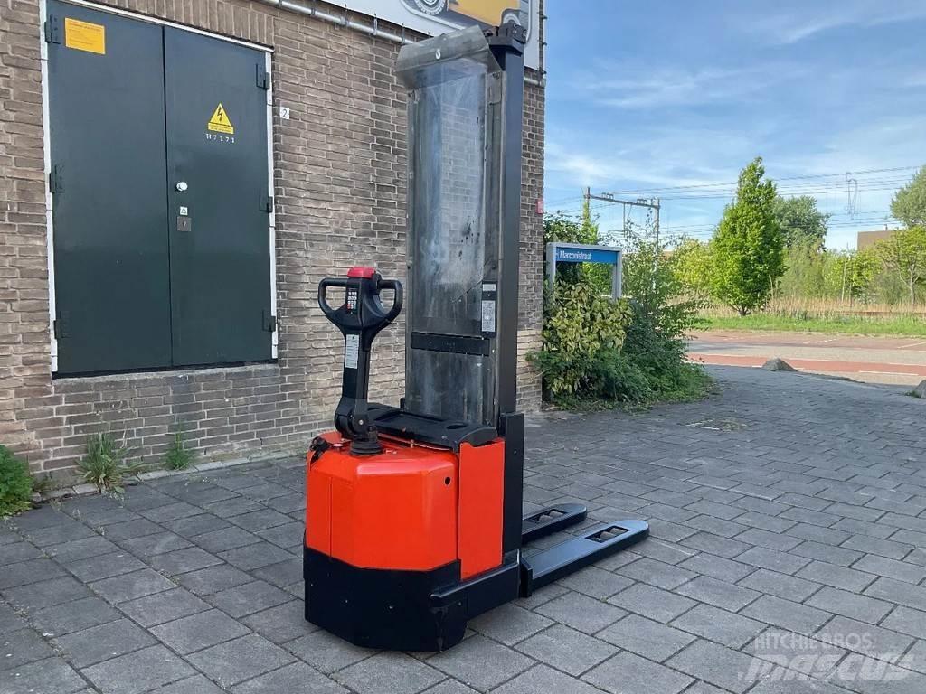 Toyota BT SWE120L Käyden ajettavat pinoamistrukit