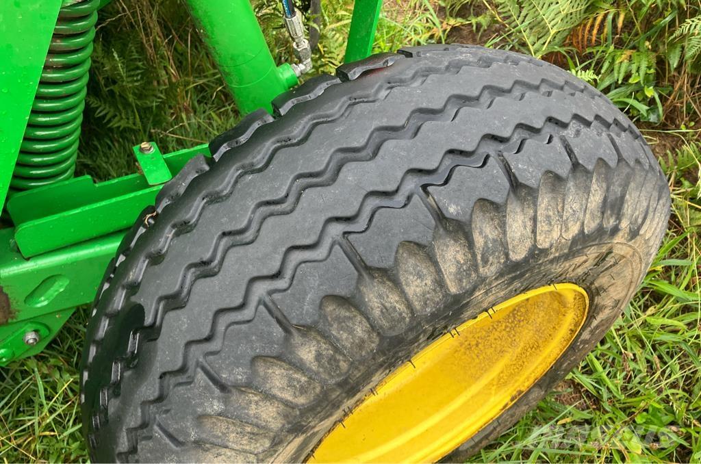 John Deere 1365 Pyörillä varustetut leikkurit