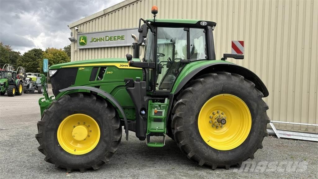 John Deere 6M240 Traktorit