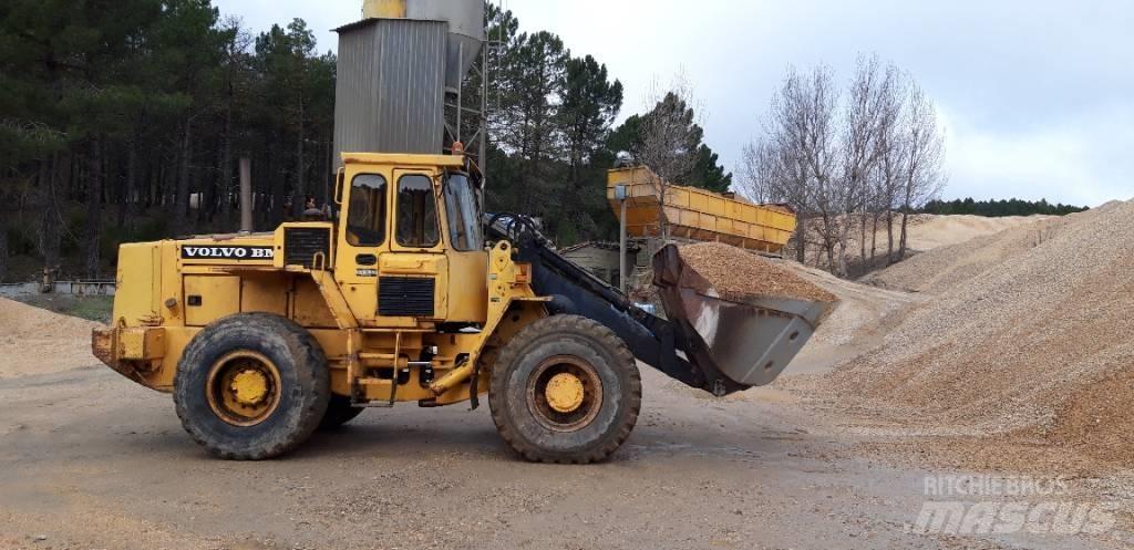  Cargadora volvo L90 Pienkuormaajat