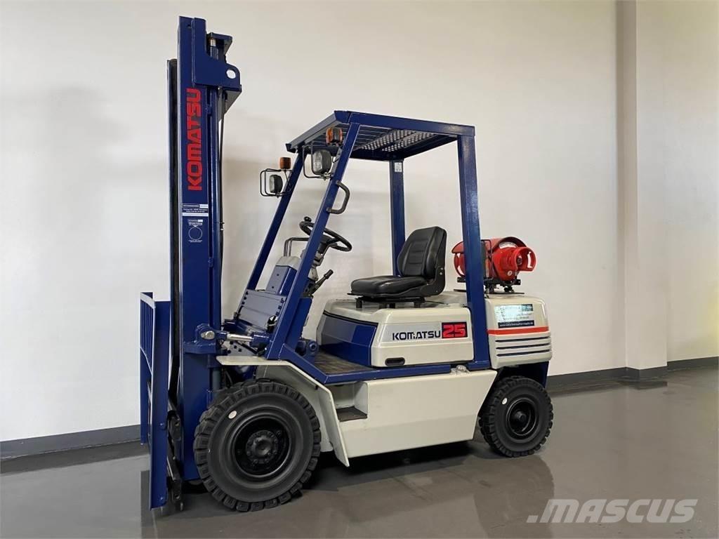 Komatsu FG25T-11E Nestekaasutrukit