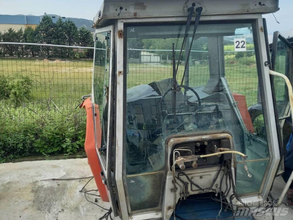 Massey Ferguson 3080 Ohjaamo ja sisusta