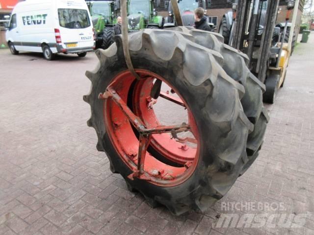 Goodyear 13.6/36 Renkaat ja vanteet