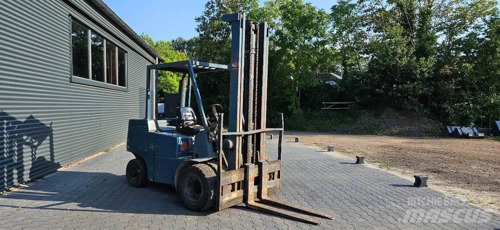 Clark 3 ton diesel Muut haarukkatrukit