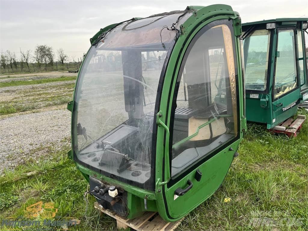 John Deere 1470E Ohjaamo ja sisusta