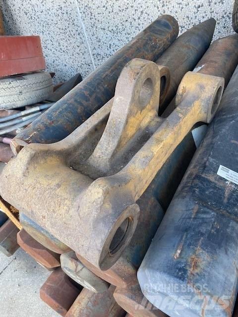 CAT 215 Puomit