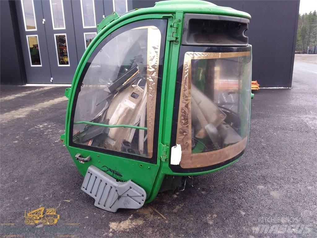 John Deere 1910e Ohjaamo ja sisusta