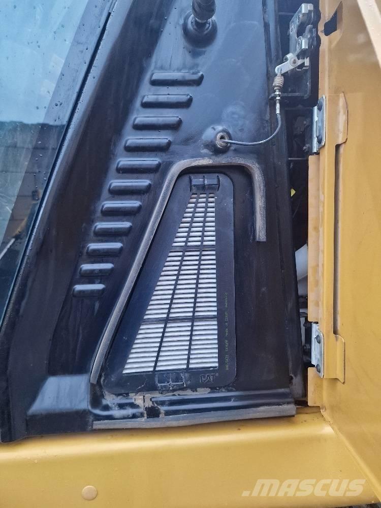 CAT 323 Telakaivukoneet