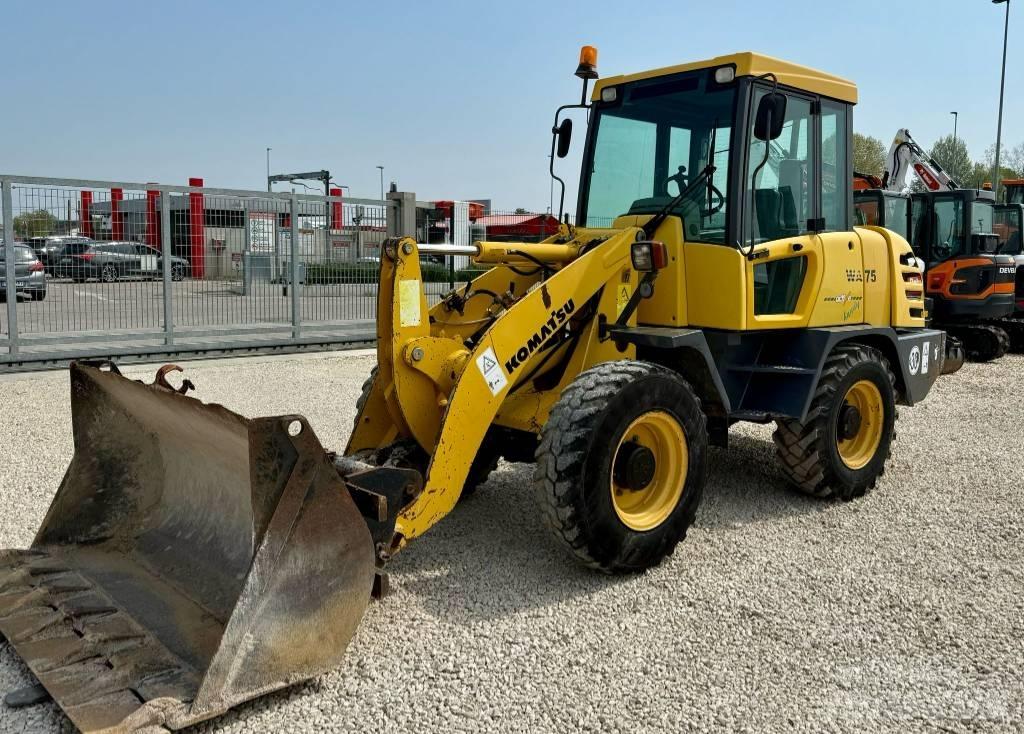 Komatsu WA 75 Pyöräkuormaajat