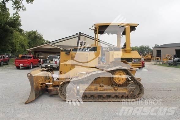 CAT D5M XL Telaketjupuskutraktorit