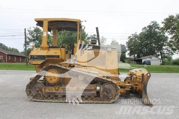 CAT D5M XL Telaketjupuskutraktorit