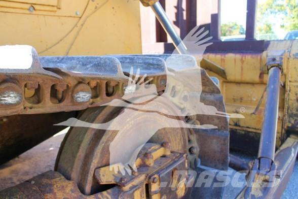 CAT D6D Telaketjupuskutraktorit