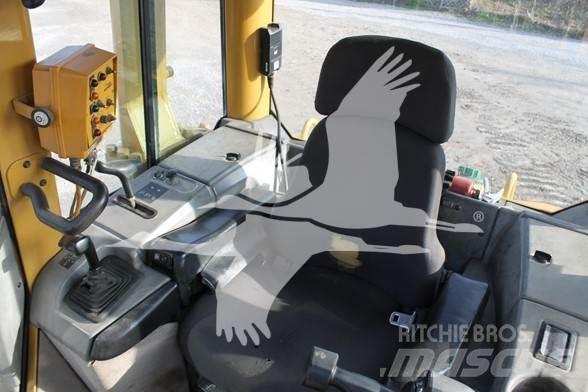 CAT D6N XL Telaketjupuskutraktorit