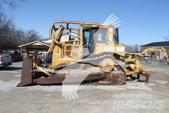 CAT D6T XL Telaketjupuskutraktorit