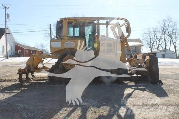 CAT D6T XL Telaketjupuskutraktorit
