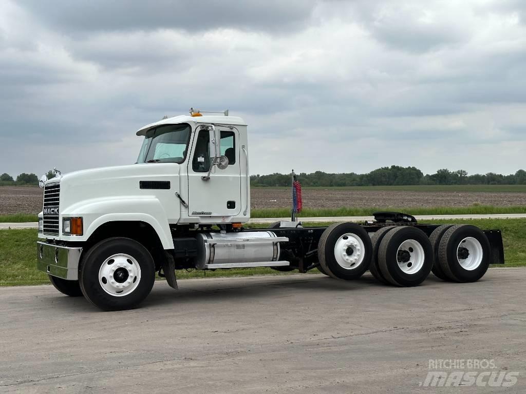 Mack CHN 613 Vetopöytäautot
