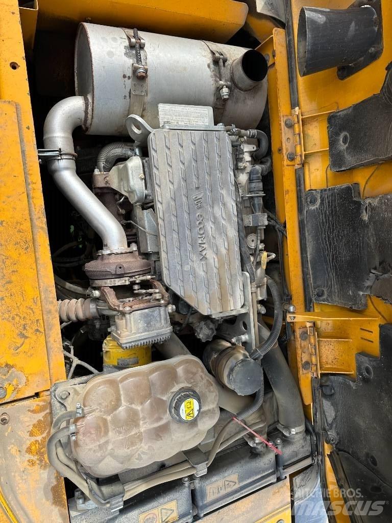 JCB JS 130 LC Telakaivukoneet