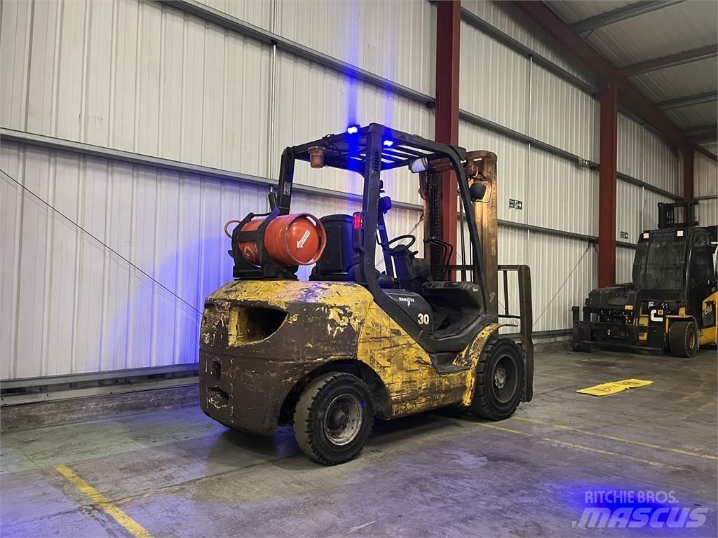Komatsu FG30T-17 Nestekaasutrukit