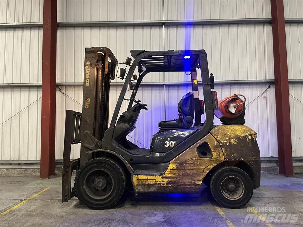 Komatsu FG30T-17 Nestekaasutrukit