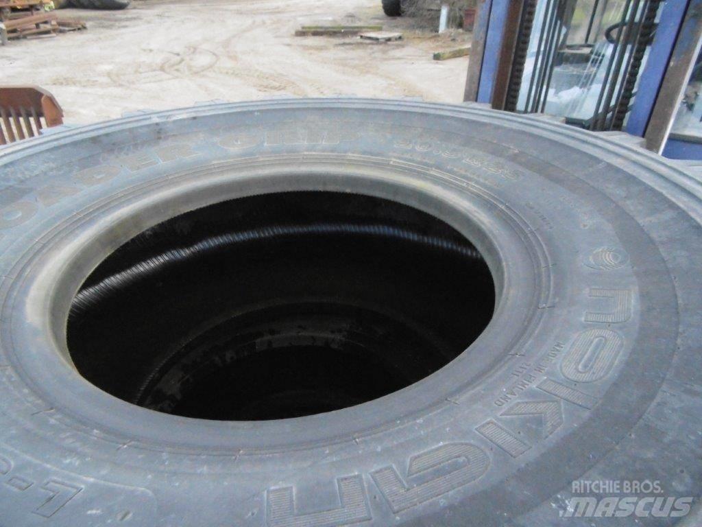 Nokian 20,5x25 Renkaat ja vanteet