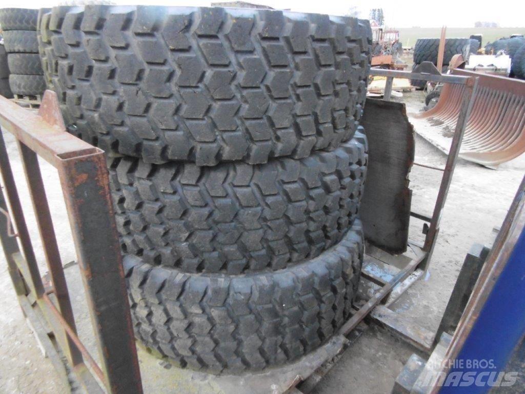 Nokian 20,5x25 Renkaat ja vanteet