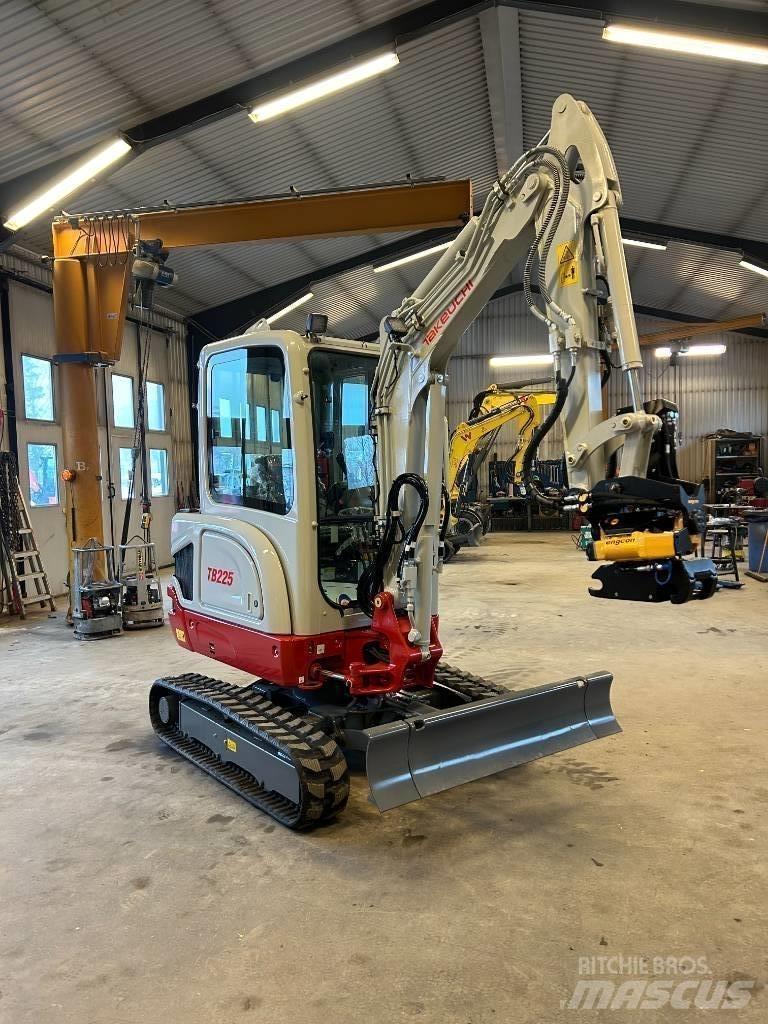 Takeuchi TB225 Minikaivukoneet < 7t