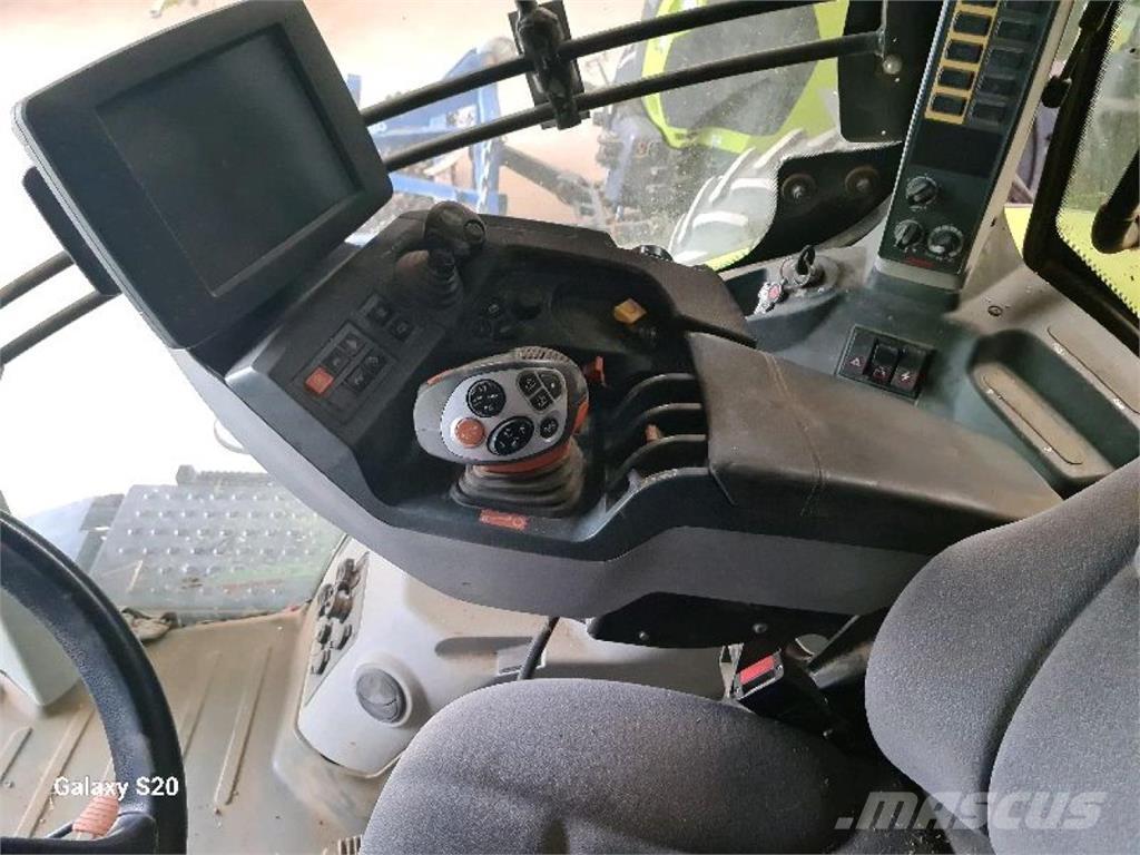 CLAAS Axion 810 Traktorit