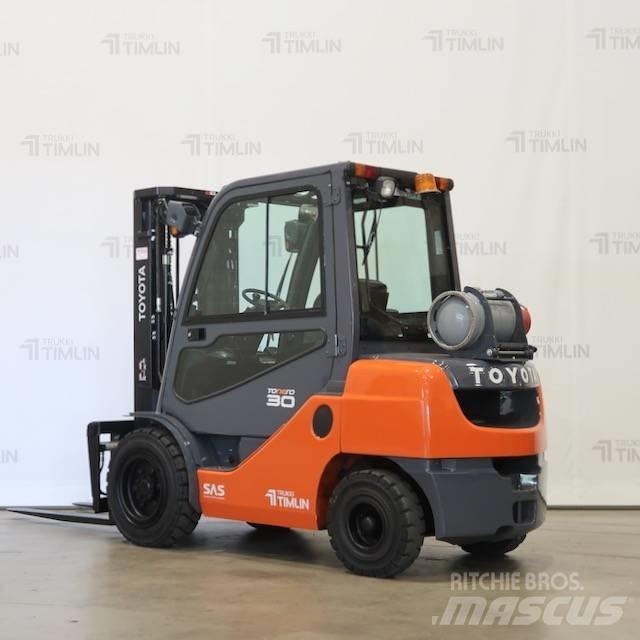 Toyota 02-8FGF30 Nestekaasutrukit
