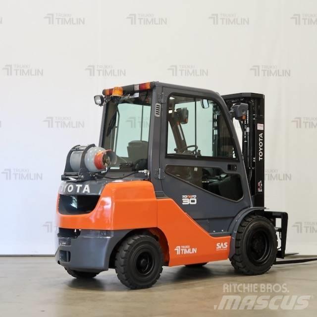 Toyota 02-8FGF30 Nestekaasutrukit