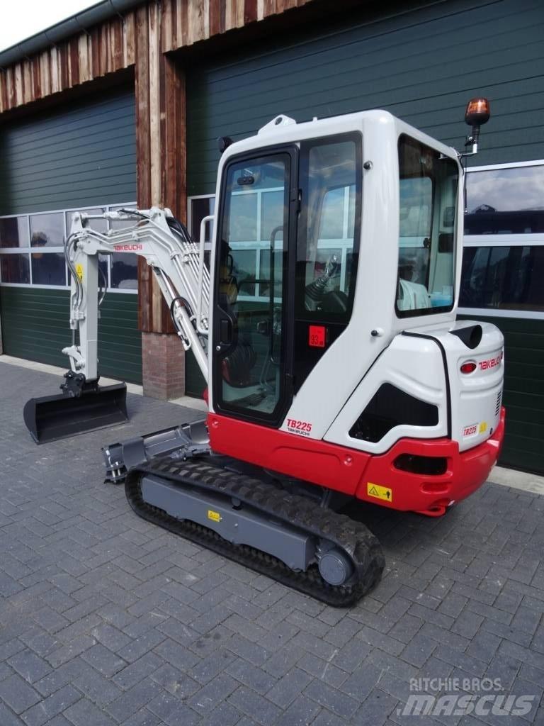 Takeuchi TB 225 Minikaivukoneet < 7t
