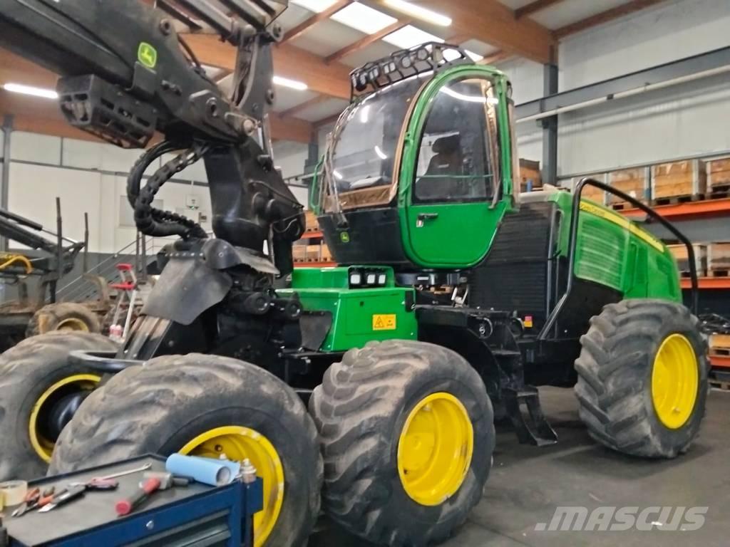 John Deere 1270 E Harvesterit