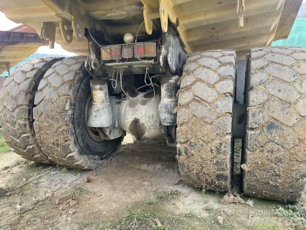 Komatsu HD 605-7 Maansiirtoautot